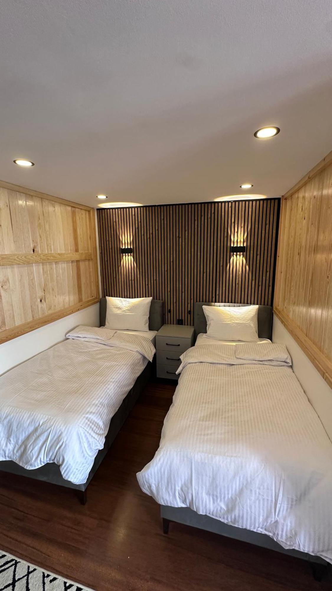 Daire Golden Wood *